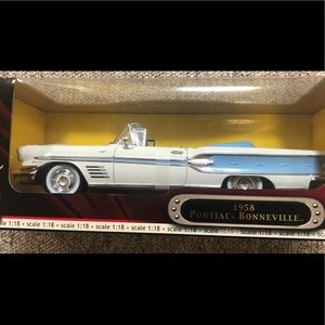 1958 PONTIAC BONNEVILLE CONVERTIBLE 1/18 SCALE DIE CAST ROAD SIGNATURE 92438